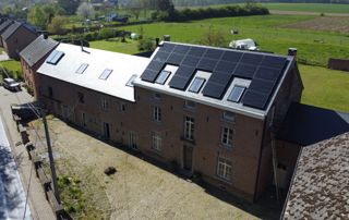 maison avec panneaux solaires sur le toit