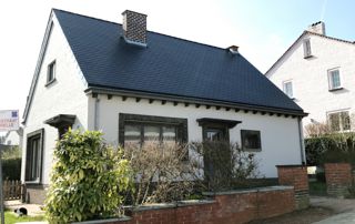 maison avec toit en ardoises