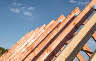 charpente en bois inclinée