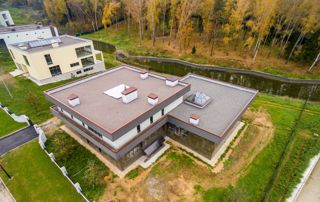 lotissement avec maisons à toit plat vu d'en haut