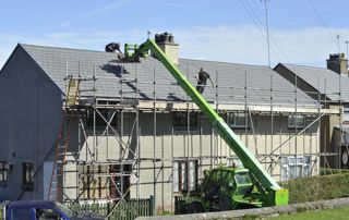 chantier de toiture en cours à Mons