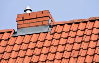 toit en tuiles terre cuite avec cheminée