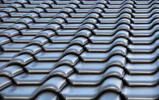 couverture en tuiles gris foncé
