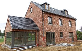 maison  àLasne avec toiture en tuiles béton