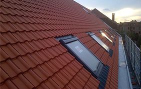 fenêtre Velux sur toit en tuiles terre cuite