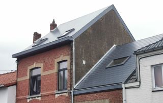 toit incliné avec fenêtre Velux