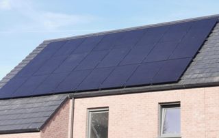 toiture avec panneaux solaires