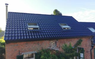 toit en tuiles avec fenêtres