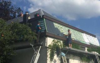 couvreurs en train de travailler sur un toit