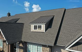 belle toiture en ardoises avec fenêtre Velux
