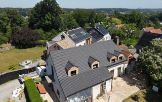 belle maison avec toiture en ardoises