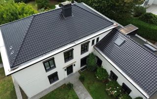 maison blanche avec toit en tuiles