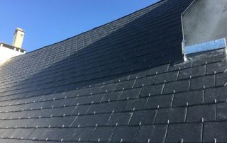 toiture en tuiles noires