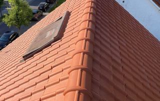 toit en pente tuiles terre cuite