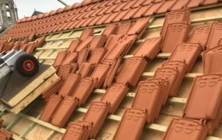 remplacement de tuiles sur toiture inclinée