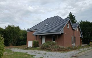 maison avec toit en ardoises