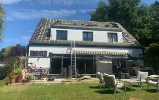 maison blanche avec toit en ardoises