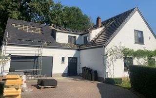 maison blanche avec toit en ardoises
