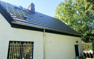 maison blanche avec toit en ardoises