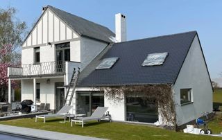 belle maison avec toit en ardoises