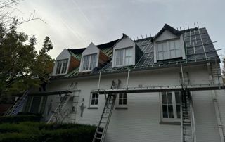 maison blanche avec toiture en ardoises