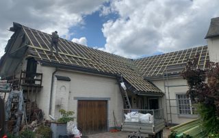 maison blanche avec toit en ardoises
