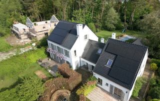toiture avec panneaux solaires