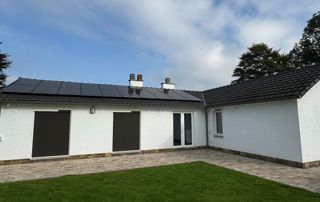maison blanche avec panneaux solaires et nouvelles corniches