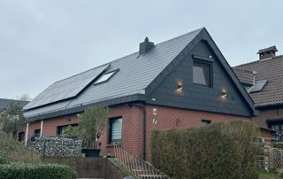 belle maison avec toiture et bardage en ardoise