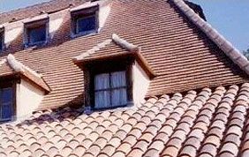 toiture en tuiles avec fenêtre de toit