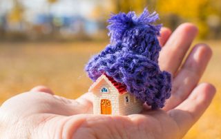 Maison miniature avec un bonnet