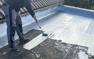 pose de roofing sur une toiture plate
