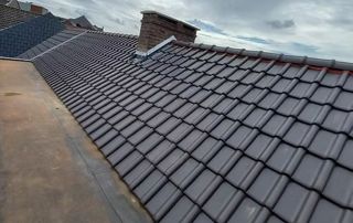 pose de couverture en tuiles terre cuite