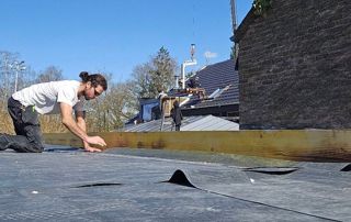 pose de roofing sur une toiture plate