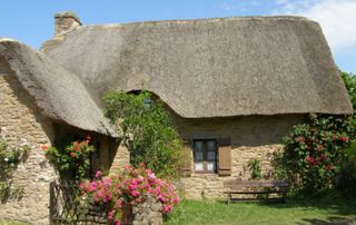 Maison de campagne avec un toit en chaume