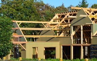 Charpente préfabriquée sur maison en construction