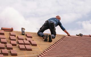 pose de tuiles sur toit incliné