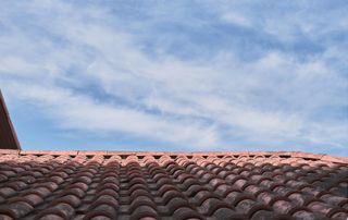 Toiture tuiles et ciel bleu