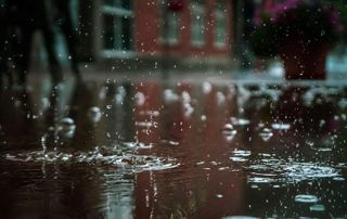 Pluie sur une toiture plate