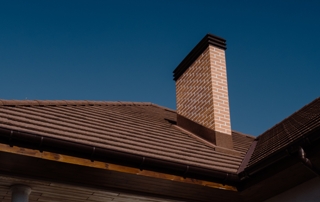 sortie de cheminée sur un toit en tuiles