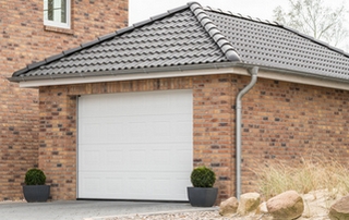 garage en briques avec toiture en pente