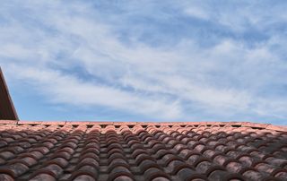 Couverture de toiture et ciel en fond