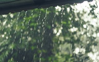 Eau de pluie qui coule d'une gouttière