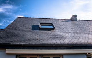 toiture en ardoises avec fenêtre Velux