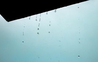 Gouttes d'eau qui tombent du toit