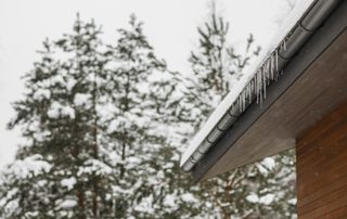 Gouttière sous la neige