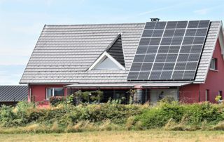 maison avec ardoises et panneaux solaires