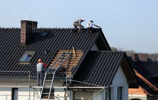ouvriers travaillant sur une toiture