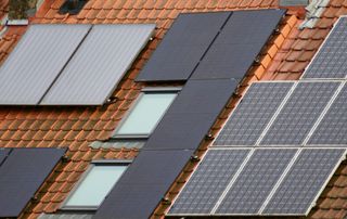 panneaux solaires sur un toit en pente