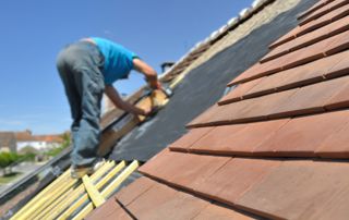 homme travaillant sur un toit